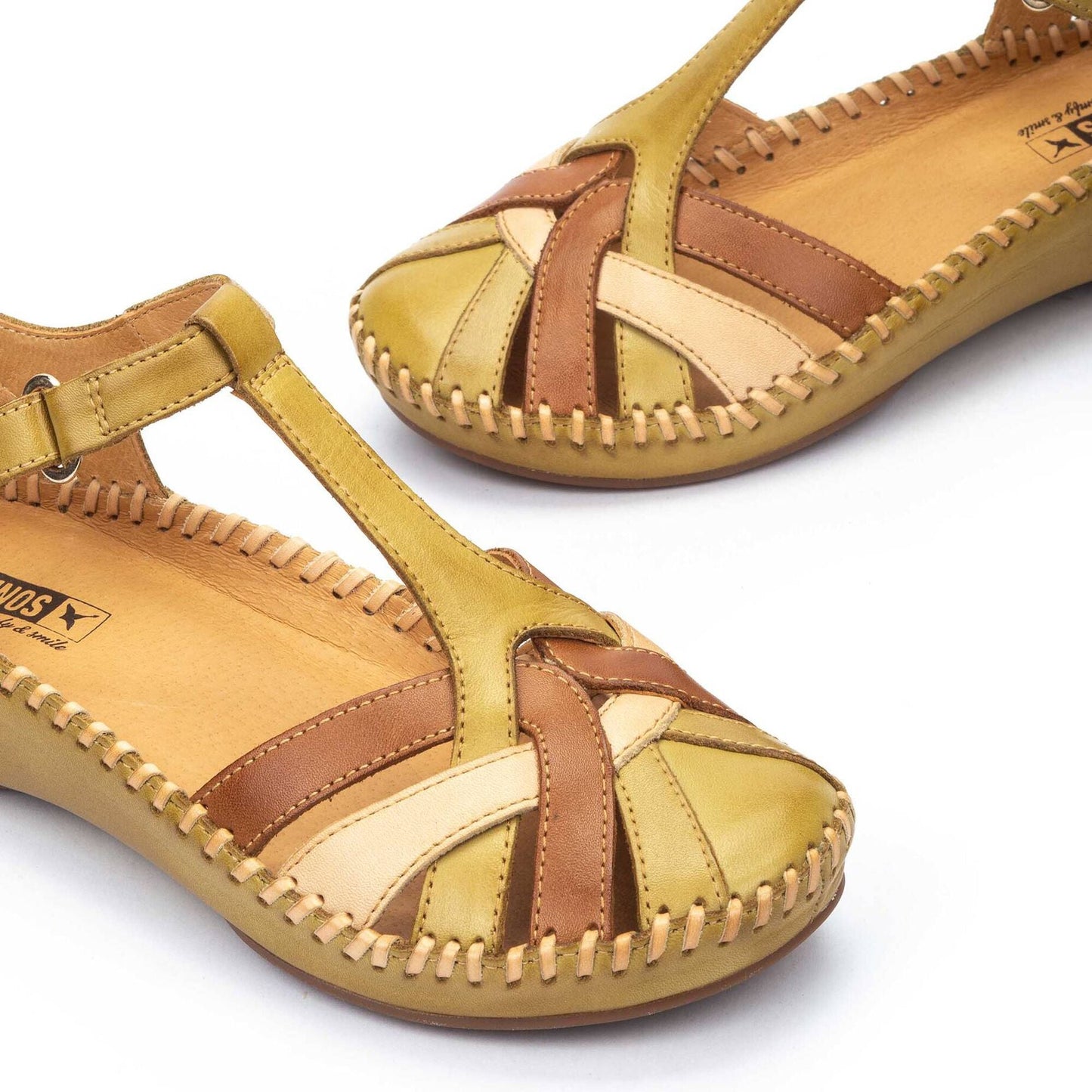 Sandalia con tiras cruzadas para mujer