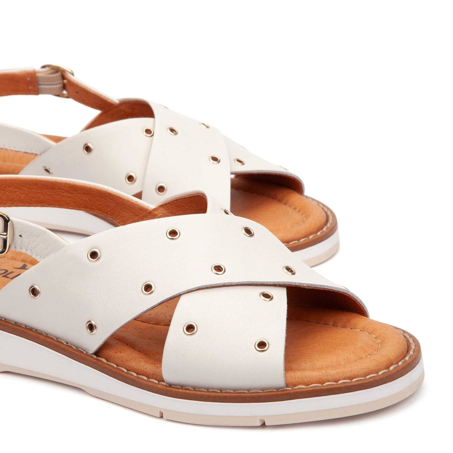 Sandalia con tiras cruzadas y tachas para mujer